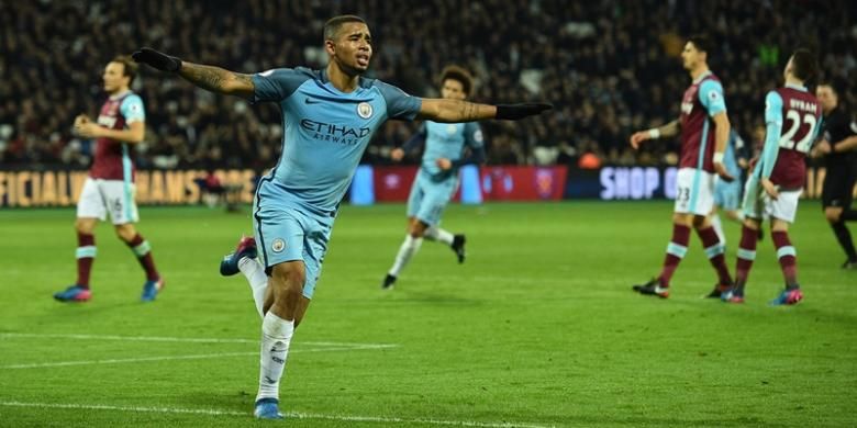 Penyerang Manchester City, Gabriel Jesus, mencetak gol ke gawang West United pada pertandingan lanjutan Premier League di  Stadion London, Rabu (1/2/2017). 