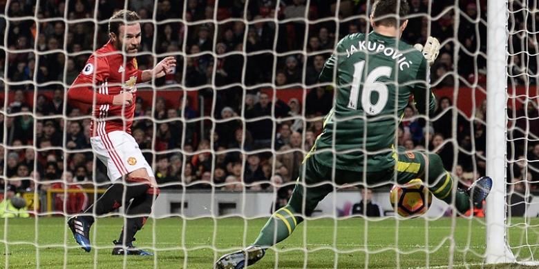 Kiper Hull City, Eldin Jakupovic (kanan) mementahkan sebuah tembakan dari gelandang Manchester United, Juan Mata, saat kedua tim bertemu di Old Trafford, Rabu (1/2/2017). 