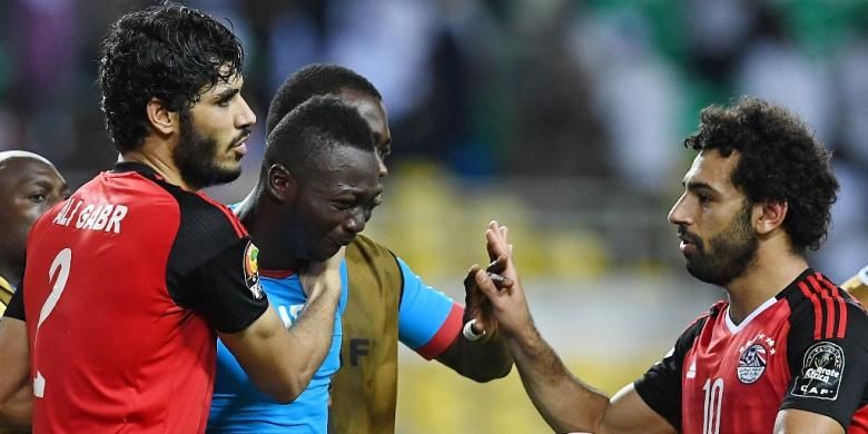 Pemain Mesir, Mohamed Salah (kanan), mencoba menenangkan kiper Burkina Faso, Herve Kouakou Koffi, yang menangis dalam laga semifinal Piala Afrika di Stade de lAmitie Sino-Gabonaise, Rabu (1/2/2017).