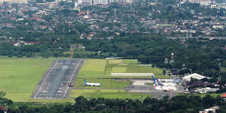 Proses evakuasi pesawat Garuda Indonesia nomor penerbangan GA 258 yang tergelincir di Bandara Adisutjipto, Sleman, DI Yogyakarta, sehari sebelumnya berlangsung hingga,  Kamis (2/2/2017) siang. Bandara tersebut dibuka kembali pada pukul 14.18 setelah badan pesawat berhasil dipindahkan dari dekat landasan pacu.