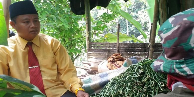 Bupati Tasikmalaya Uu Ruzhanul Ulum sedang bersama petani kacang panjang di pegunungan Galunggung Kabupaten Tasikmalaya beberapa waktu lalu. 