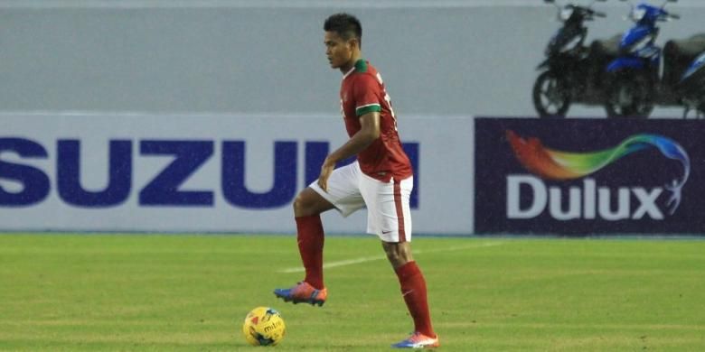 Bek tengah timnas Indonesia, Fachruddin Aryanto, beraksi pada laga pertama fase grup kontra Thailand di Piala AFF 2016.