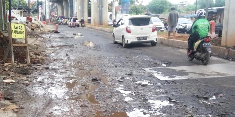 Kondisi jalan yang rusak di Jalan Ciledug Raya, Jakarta Selatan pada Jumat (3/2/2017).