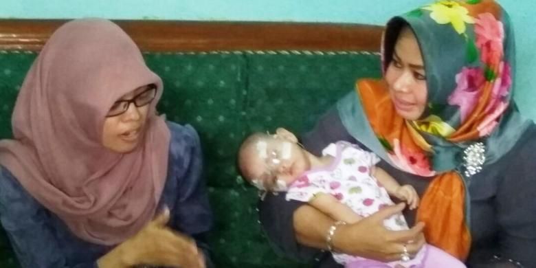 Iftiyah dan ibunya saat menerima kunjungan Evi Diana Sitorus, istri Gubernur Sumatera Utara, Jumat (3/2/2017) 