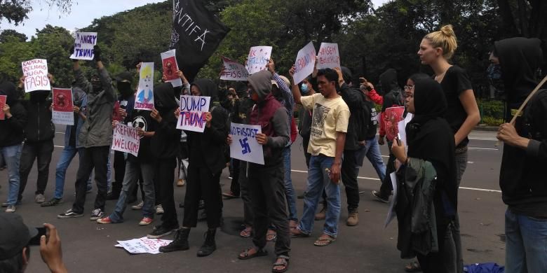 Sejumlah masyarakat melakukan protes terhadap kebijakan Presiden Amerika Serikat Donal Trump. Aksi itu dilakukan di depan Kedutaan Besar Amerika Serikat di Jakarta, Sabtu (4/2/2017)
