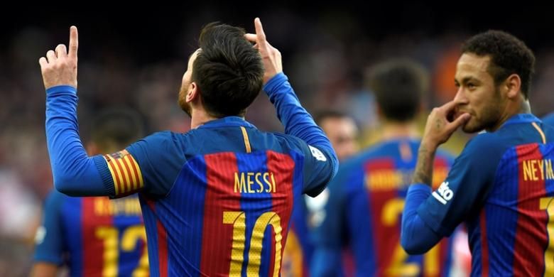 Striker Barcelona, Lionel Messi (tengah), melakukan selebrasi di samping rekan setimnya, Neymar (kanan), usai mencetak gol ke gawang Athletic Bilbao dalam pertandingan La Liga di Camp Nou, Barcelona, Sabtu (4/2/2017).