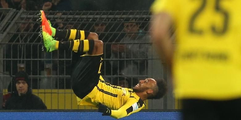 Penyerang Borussia Dortmund asal Gabon, Pierre-Emerick Aubameyang, melakukan selebrasi dengan cara salto setelah mencetak gol ke gawang RB Leipzig dalam pertandingan Bundesliga di Dortmund, Sabtu (4/2/2017).