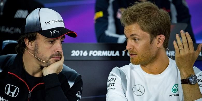 Nico Rosberg (kanan) berbincang dengan Fernando Alonso pada sesi konferensi pers menjelang balapan Formula 1 di Bahrain, 31 Maret 2016.