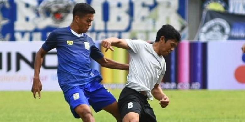 Gelandang Persela Lamongan, Eka Ramdani, tengah berupaya melewati penjagaan pemain Persiba Balikpapan pada laga Piala Presiden 2017, Senin (6/2/2017). 