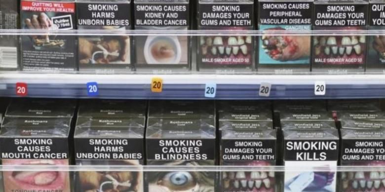Rak khusus rokok di sebuah gerai di Sydney, Australia, Mei 2016.