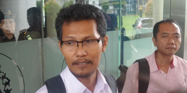 Koordinator Divisi Investigasi ICW Febri Hendri menyerahkan temuan ICW terkait dugaan korupsi pengadaan kapal Pertamina ke Kejaksaan Agung, Jakarta, Rabu (8/2/2017).
