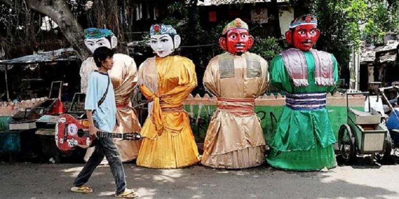 Ondel-ondel dipajang di pinggir Jalan Raya Kramat Pulo, Senen, Jakarta Pusat, Selasa (10/1). Warga di permukiman padat penduduk ini banyak yang menggantungkan mata pencarian dengan membuat ondel-ondel ataupun mengamen dengan ondel-ondel. 