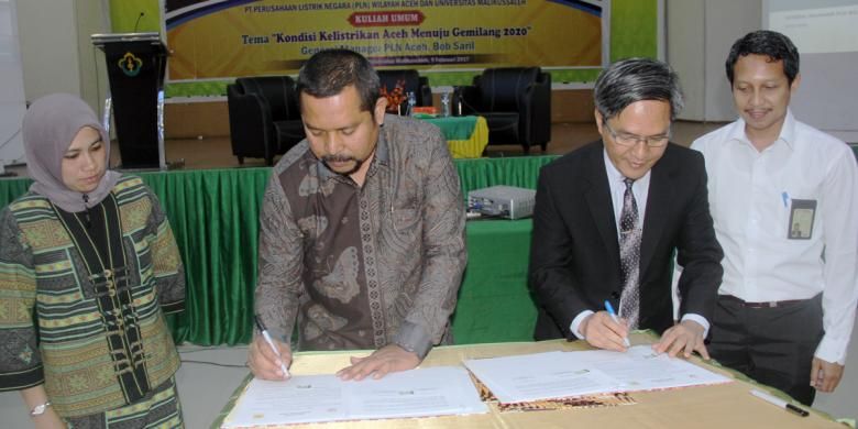 Rektor Universitas Malikussaleh (Unimal) Prof Apridar dan General Manajer PLN Aceh, Bob Saril menandatangani perjanjian kerjasama di Gedung Olahraga (GOR) Unimal, Lhokseumawe, Kamis (9/2/2017). 