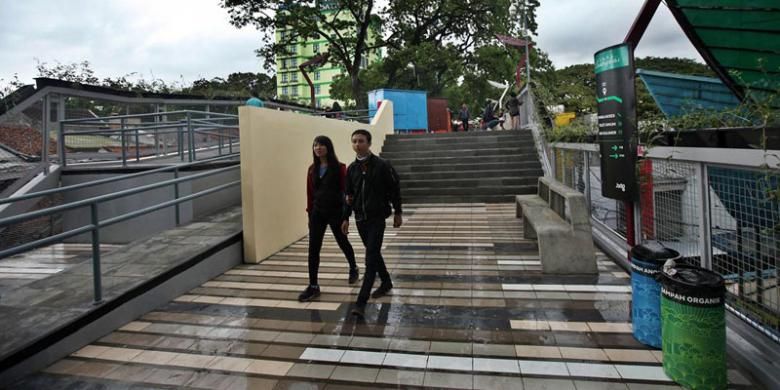 Warga mulai mengunjungi kawasan Teras Cihampelas Skywalk di Jalan Cihampelas, Bandung, Jawa Barat, Rabu (1/2/2017). Meski belum diresmikan, kawasan ini mulai ramai didatangi warga sebagai ruang publik baru di kota berjuluk Kota Kembang ini. 