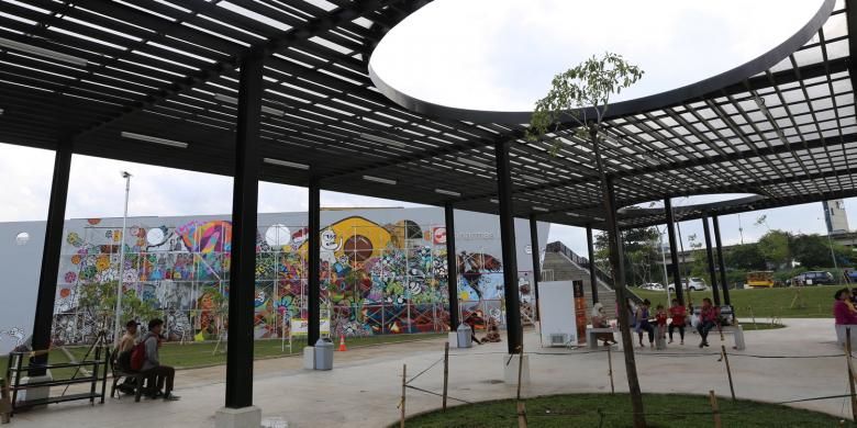 Suasana di sekitar Mural dengan tema Kalijodo dan sejarahnya di Ruang Publik Terpadu Ramah Anak (RPTRA) Kalijodo, Jakarta, Rabu (8/2/2017). Pengerjaan grafiti dan mural yang dilakukan ArtSip Jakarta 2017 dimulai pada Minggu (5/2/2017) sore dan melibatkan 11 seniman grafiti atau bomber.