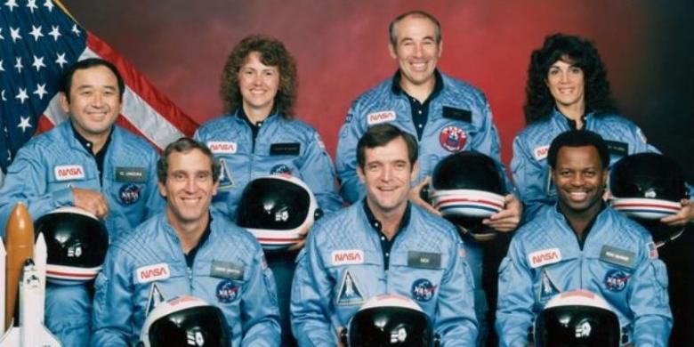 Kru pesawat ulang alik Challenger yang meledak 73 detik setelah diluncurkan pada 28 Januari 1986, (barisan depan kiri ke kanan) Michael Smith, Dick Scobee and Ronald McNair; (barisan belakang kiri kek kanan) Ellison Onizuka, Christa McAuliffe, Gregory Jarvis and Judith Resnik 