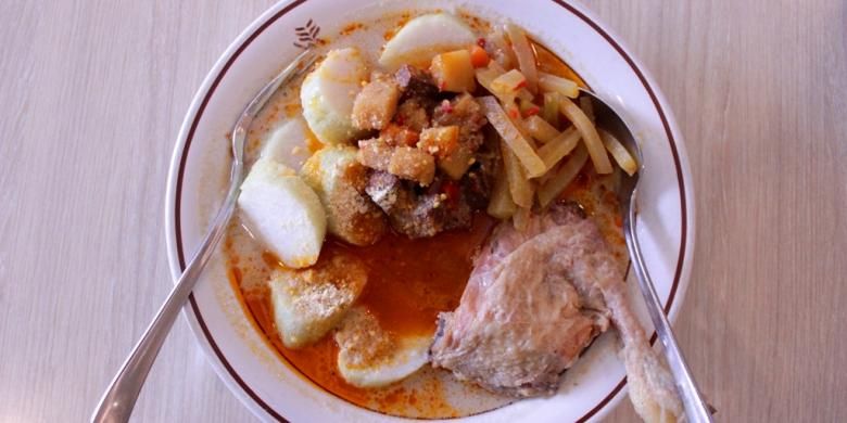 Salah satu hidangan legendaris di Resto Bogor Permai yang tetap dilestarikan sejak 1973, yaitu lontong cap go meh.