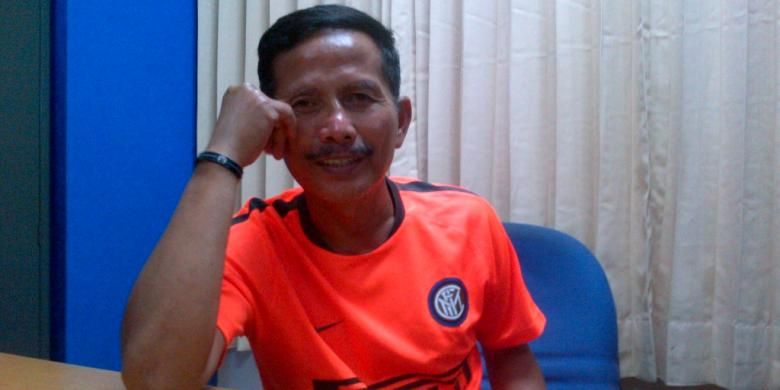 Pelatih Persib Bandung Djadjang Nurdjaman saat ditemui di di Mes Persib, Jalan Ahmad Yani, Bandung, Jumat (10/2/2017). KOMPAS.com/DENDI RAMDHANI 