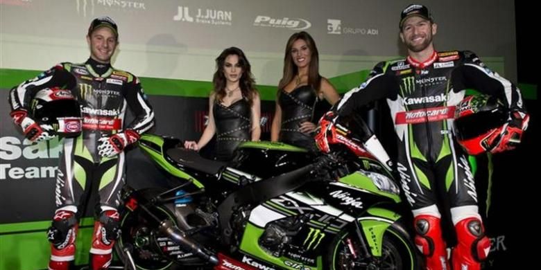 Dua pebalap Kawasaki Racing Team, Jonathan Rea (kiri) dan Tom Sykes, menghadiri acara peluncuran timnya untuk Kejuaraan Dunia Superbike 2017, Kamis (9/2/2017).