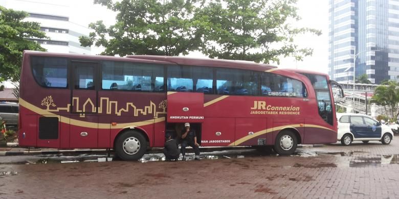 Bus Jabodetabek Residence (JR) Connexion yang melayani pemberangkatan dari Lippo Cikarang di Bekasi.
