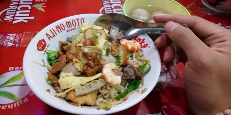 Bakso Sapi Bakmi Ayam 68, merupakan salah satu kuliner khas yang tersohor di Singkawang. Kedai kuliner tersebut kerap disesaki wisatawan saat akhir pekan, salah satunya juga karena merupakan bakmi halal pertama buatan orang Tionghoa di Singkawang.