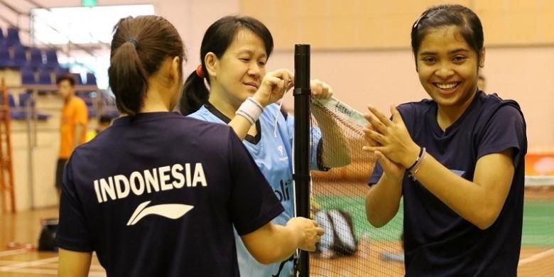 Pelatih tunggal putri nasional, Minarti Timur (tengah) memasang net bersama dua pebulu tangkis tunggal putri Indonesia, Gregoria Mariska (kanan) dan Hanna Ramadini di Nguyen Du Cultural Sport Club, Ho Chi Minh, Vietnam, Minggu (12/2/2017).