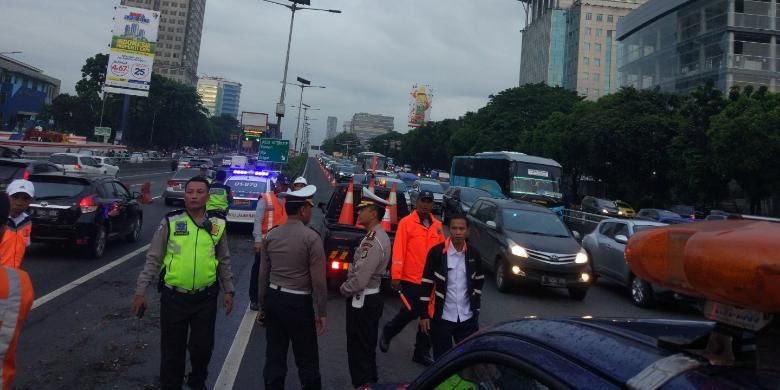 Pengaturan lalu lintas contraflow Cawang-Semanggi, Jakarta, Senin (13/2/2017).