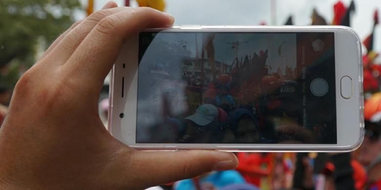 Ilustrasi memotret perayaan Cap Go Meh di Singkawang dengan Oppo F1S versi baru.