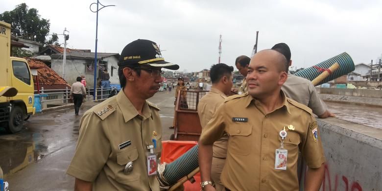 Kepala Dinas Sumber Daya Air DKI Jakarta Teguh Hendarwan (kanan) saat melakukan inspeksi ke kawasan Kampung Pulo, Jatinegara, Jakarta Timur, Senin (13/2/2017) pagi. 