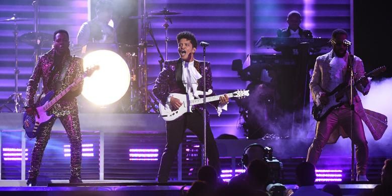 Bruno Mars tampil sebagai bentuk penghormatan untuk musisi legendaris Prince pada perhelatan Grammy Awards 2017 di Staples Center, Los Angeles, California, Minggu (12/2/2017).