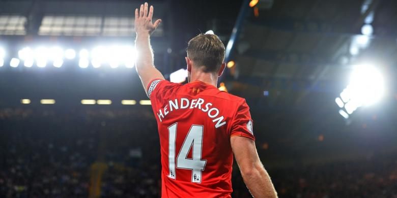 Kapten Liverpool, Jordan Henderson, melambaikan tangan setelah partai kontra Chelsea pada lanjutan Premier League di Stadion Stamford Bridge, 16 September 2016.