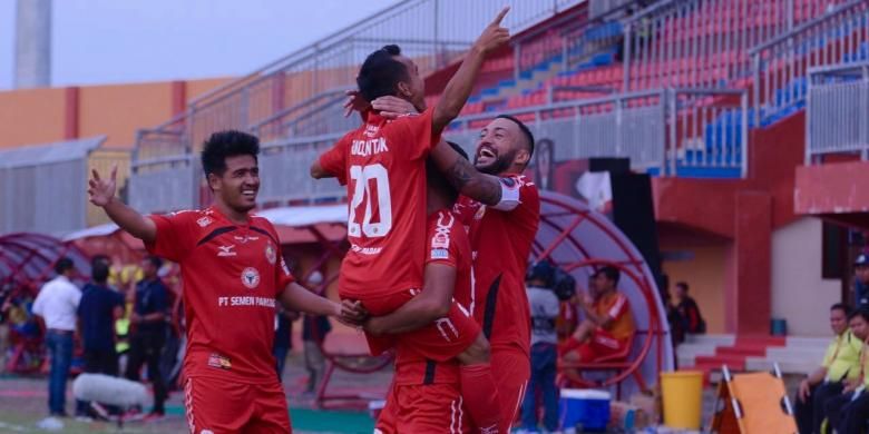 Gelandang mungil Semen Padang, Riko Simanjuntak mencetak gol ke gawang PSCS Cilacap dalam pertandingan grup E Piala Presiden di Stadion Gelora Ratu Pamelingan (SGRP) Pamekasan. 