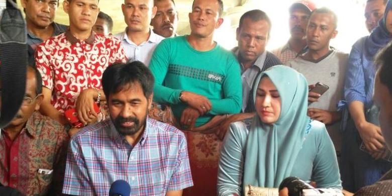 Mantan Panglima Gerakan Aceh Merdeka (GAM) Muzakkir Manaf yang juga calon gubernur Aceh memberikan keterangan pers usai memberikan hak suara di Desa Mane Kawan, Kecamatan Seunuddon, Aceh Utara, Rabu (15/2/2017)