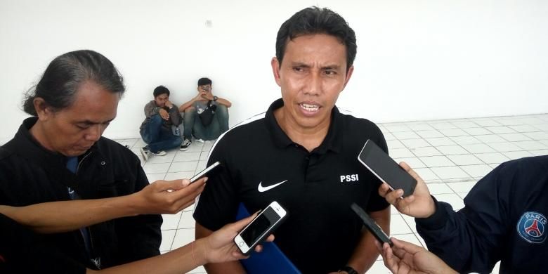 Assisten Pelatih Timnas, Bima Sakti lengkapi data dengan merekam video