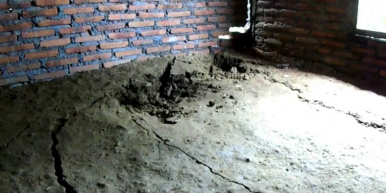 Ilustrasi: Lantai dan dinding rumah milik Rianti warga dusun Soka, Desa Mertelu, Kecamatan Gedangsari, Gunungkidul retak akibat pergerakan tanah
