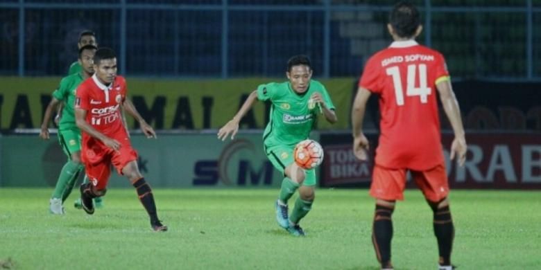 Aksi gelandang Bhayangkara FC, Evan Dimas (tengah), pada laga timnya kontra Persija Jakarta dalam Grup B Piala Presiden 2017 di Stadion Kanjuruhan, Kabupaten Malang, Kamis (16/2/2017).