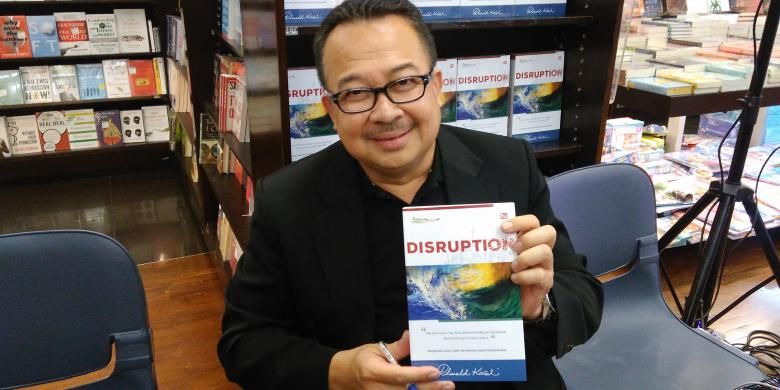 Guru Besar Fakultas Ekonomi dan Bisnis Universitas Indonesia Renald Kasali saat peluncuran buku Disruption.