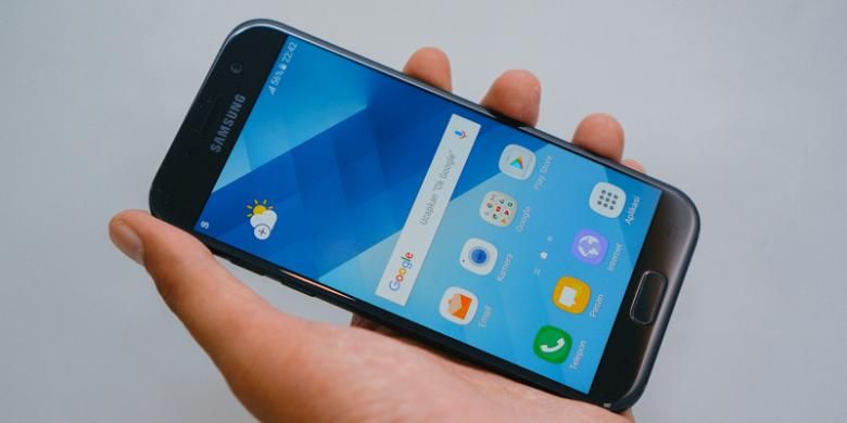 Unit Galaxy A5 (2017) yang diterima KompasTekno adalah varian berwarna hitam mengilap yang disebut Samsung sebagai Black Sky. Sekujur tubuhnya dilabur cat hitam glossy sehingga memberikan kesan elegan sekaligus menarik, namun mudah ternoda sidik jari. Layar Galaxy A5 (2017) berukuran 5,2 inci dengan resolusi full HD 1.920 x 1.080 piksel.