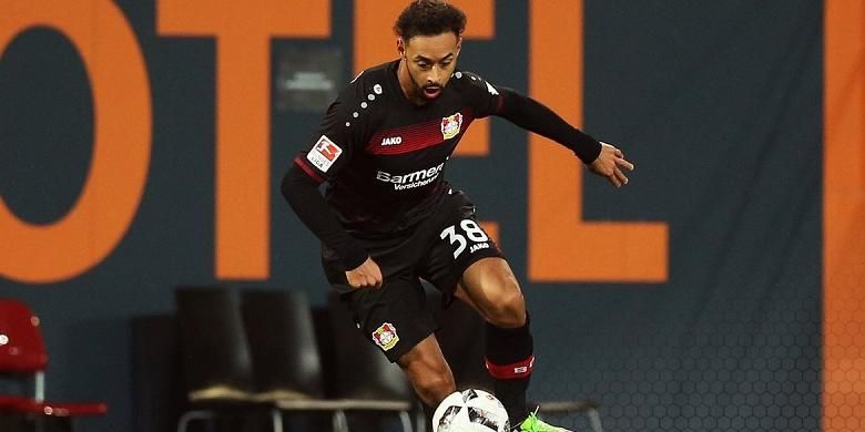 Gelandang Bayer Leverkusen, Karim Bellarabi, berhasil menjadi pencetak gol ke-50.000 Bundesliga saat tampil pada laga melawan Augsburg, Jumat (17/2/2017).