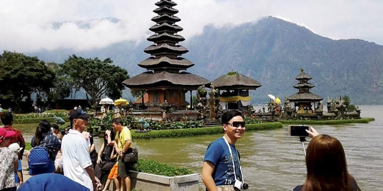 Obyek wisata Pura Ulun Danu, Danau Beratan, Bedugul, Kabupaten Tabanan, Bali, masih menjadi salah satu favorit kunjungan wisatawan domestik dan asing, seperti terlihat pada Kamis (22/12/2016). Pada musim liburan, jumlah kunjungan bisa mencapai 2.000 orang per hari.