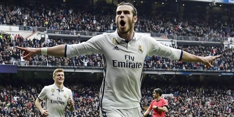 Pemain Real Madrid, Gareth Bale, melakukan selebrasi seusai mencetak gol ke gawang Espanyol, dalam lanjutan La Liga di Stadion Santiago Bernabeu, Sabtu (18/2/2017).