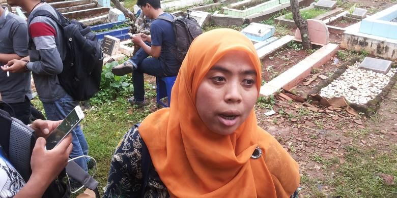 Komisioner Komisi Pemilihan Umum (KPU) DKI Jakarta, Betty Epsilon Idroos saat meninjau saat dilakukannya pencoblosan ulang di TPS 29 Kelurahan Kalibata, Pancoran, Jakarta Selatan, Minggu (19/2/2017)