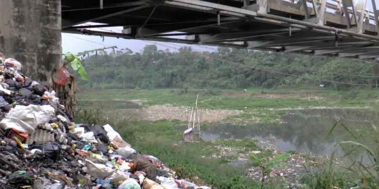 Citarum bak sedang sekarat. Hal itu bahkan sejak jauh-jauh hari dipaparkan oleh orang nomor satu di Jawa Barat.