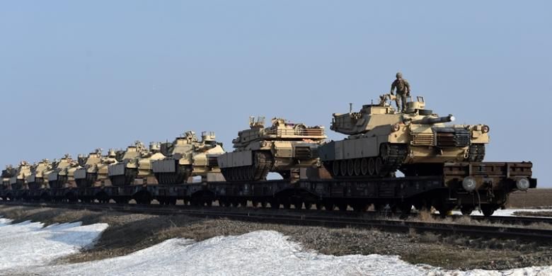 Personel militer AS dari Divisi Infantri ke-4 memeriksa sejumlah tank di pangkalan udara Mihail Kogalniceanu dekat kota Constanta, Romania pada pertengahan Februari 2017.