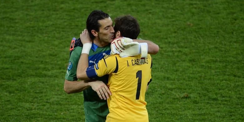 Gianluigi Buffon (kiri) dan Iker Casillas setelah duel Italia melawan Spanyol pada final Piala Eropa 2012 di Stadion Olympic, Kiev,  21 Juli 2017.