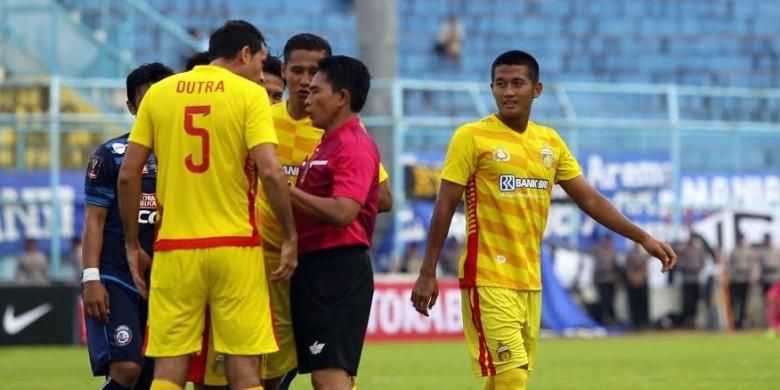 Duo pemain belakang Bhayangkara FC, Otavio Dutra dan Indra Kahfi bertanya ke wasit terkait kartu merah untuk Putu Gede (kanan) saat timnya bersua Arema FC pada laga pertama Grup B Piala Presiden 2017 di Stadion Kanjuruhan, Malang, Minggu (5/2/2017).