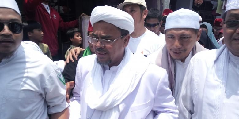 Pimpinan Front Pembela Islam Rizieq Shihab saat mengunjungi lokasi banjir di kawasan Pejaten Timur, Jakarta Selatan pada Rabu (22/2/2017).