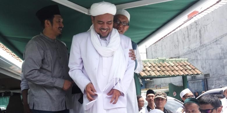 Pimpinan Front Pembela Islam Rizieq Shihab saat mengunjungi lokasi banjir di kawasan Pejaten Timur, Jakarta Selatan pada Rabu (22/2/2017).