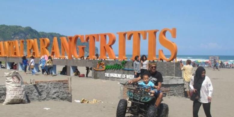 Wisatawan di Pantai Parangtritis, Kretek, Kabupaten Bantul, DI Yogyakarta.