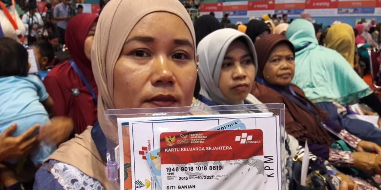 Siti Baniah (37), salah seorang penerima Bantuan Pangan Non Tunai yang diluncurkan Presiden Joko Widodo, Kamis (23/2/2107).